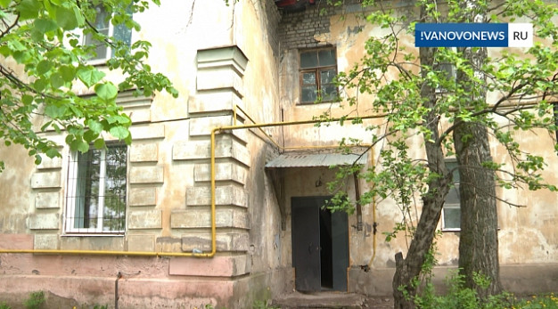 Восстановили козырек, но стена аварийная